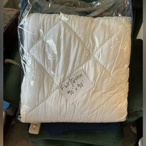 Full/Queen down alternative comforter